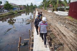 Wali Kota Pontianak tinjau progres pembangunan turap Parit Sungai Jawi
