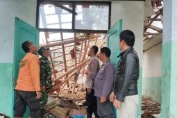 Ruang kelas SMPN 1 Peundeuy di Garut ambruk pada Sabtu