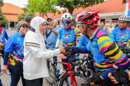 Khofifah sambut peserta Tour de' Jakarta-IKN 2025 di Surabaya