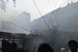 Warga dengar dentuman sebelum kebakaran melanda permukiman di Palmerah pada Minggu sore