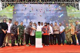 Gubernur Sulsel menyalurkan 5 juta kg benih padi gratis kepada petani