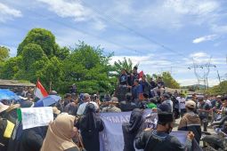 Protes truk tambang, warga blokade Simpang Bojonegara