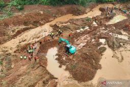 Balai desa dan sekolah jadi lokasi utama pengungsian sementara longsor di Cilacap