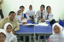 Prabowo blusukan ke kelas, amati pembelajaran dengan smartboard