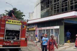 BP dan Pemkot Batam padamkan kebakaran enam ruko