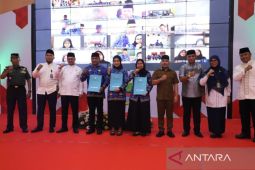 Pemkab Bekasi menyerahkan  SK pengangkatan kepada 3.058 PPPK paruh waktu