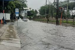 Transjakarta alihkan rute bus dan Mikrotrans akibat banjir di beberapa ruas jalan pada Selasa sore