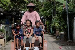 Becak listrik dari Presiden permudah kerja lansia pengayuh becak
