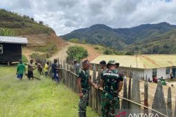 Satgas TNI Yonif 511/DY gotong royong membangun pagar Puskesmas Balingga