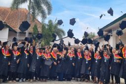 BKKBN DIY adakan wisuda kepada 65 peserta sekolah lansia "Kalimasada"