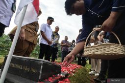 Tabur bunga untuk nakes korban COVID-19 sebagai penghormatan negara