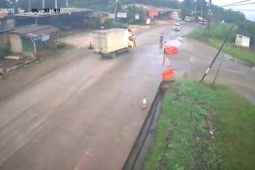 Petugas Dishub di timbangan Muara Tembesi ditabrak oleh mobil box