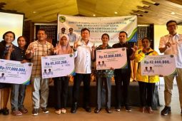 Wabup Mabar menyerahkan santunan jaminan kematian untuk pekerja rentan