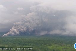 Gunung Semeru erupsi disertai luncuran awan panas sejauh 7 km pada Rabu sore
