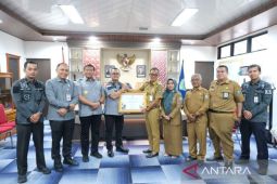 Kemenkum Babel serahkan sertifikat KBKI kepada Bupati Belitung