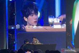 Zhou Yiran makan camilan hingga minuman tradisional Indonesia