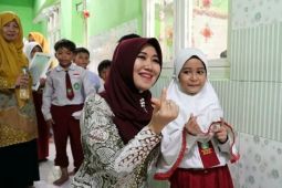 Serahkan bantuan PIP, Senator Lia Istifhama disambut hangat para siswa SD Bustanul Huda Surabaya