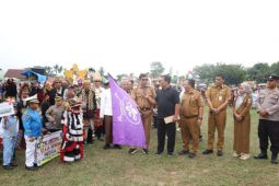 Staf Ahli Bidang Kemasyarakatan dan SDM Lamtim buka perayaan HUT Desa Braja Kencana