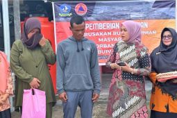 Korban bencana rumah roboh terima bantuan dari Pemkab Bintan