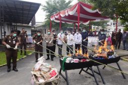 Kejari musnahkan barang bukti dari 142 kasus inkrah