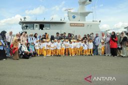 Kodaeral IX Ambon perkenalkan ketahanan bahari pada anak sekolah di KRI Posepa-870