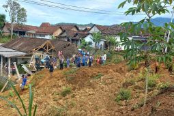 BPBD-warga gotong-royong evakuasi longsor putus jalan Wagir Ponorogo