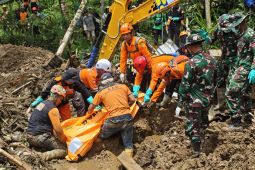 Tim SAR evakuasi dua korban longsor Banjarnegara