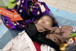 Polisi evakuasi mayat seorang guru diduga korban pembunuhan