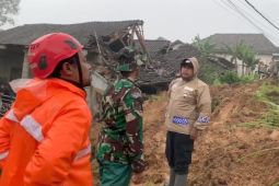 BPBD Ponorogo evakuasi material longsor timbun 2 rumah dan 7 kendaraan