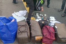 Polda Lampung lakukan pengejaran pemilik narkotika dibuang di Jalan Tol