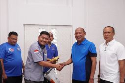 Bupati Langkat Syah Afandin serahkan peralatan latihan buat 10 cabang olahraga