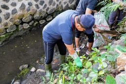 Bupati Buleleng ikut bersihkan kali antisipasi banjir musim hujan