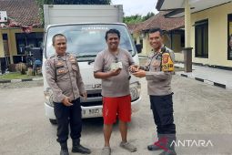 Polsek Rumpin serahkan kembali mobil box hilang ke pemilik