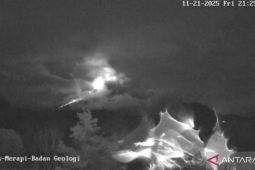 Gunung Merapi meluncurkan awan panas