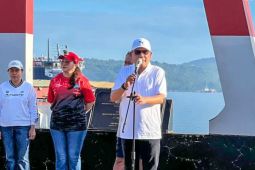 Pemkot Ambon gandeng lembaga lingkungan Crimsi bersihkan Teluk Ambon pakai kapal khusus