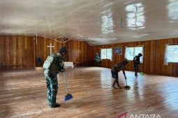 Satgas TNI Yonif 511/DY bersihan Gereja Pinimi pedalaman Papua jelang Natal