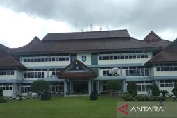 Pemprov Babel bagikan 11.000 paket sembako peringati HUT ke-25