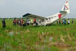 Sebuah pesawat kecil jenis Cessna jatuh di areal sawah di Karawang