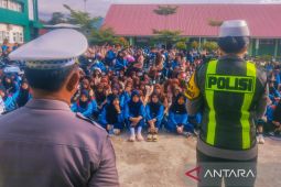 Polres-Jasa Raharja edukasi selamat berkendara kepada pelajar di Kolaka