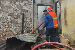 Damkar Kendari kerahkan 6 armada padamkan kebakaran asrama polisi