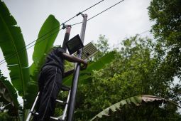 KKN IAHN Mpu Kuturan Singaraja pasang panel surya terangi jalan desa