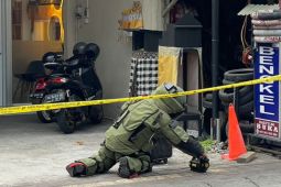 Penjinak Bom Polda Bali periksa koper tak bertuan di Denpasar