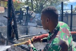 Batalyon 756/WMS membantu padamkan kebakaran di kompleks Polres Jayawijaya