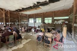 17 tahun mengabdi, guru di Pandeglang bertahan dalam keterbatasan