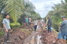 Warga Aek Korsik keluhkan jalan ditimbun tanah lumpur