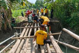 Jembatan darurat antardesa Lamongan-Bojonegoro dibangun