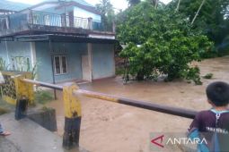 Bambu tumbang sumbat sungai, SDN 124 Binanga dan dua rumah warga terendam