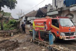 Tim gabungan masih menangani material sisa banjir bandang di Cisurupan Garut