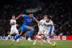 Real Madrid ke puncak setelah meraih hasil imbang 2-2 lawan Elche