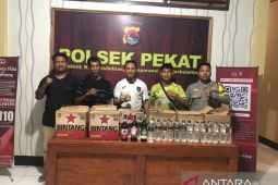 Polisi di Dompu sita ratusan botol miras dari pelajar dan ibu rumah tangga